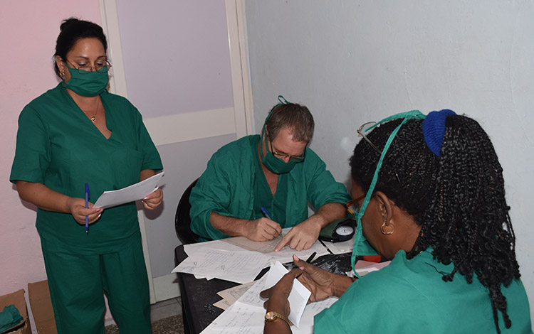 Doctores en el centro de aislamiento Riviera, de Santa Clara.
