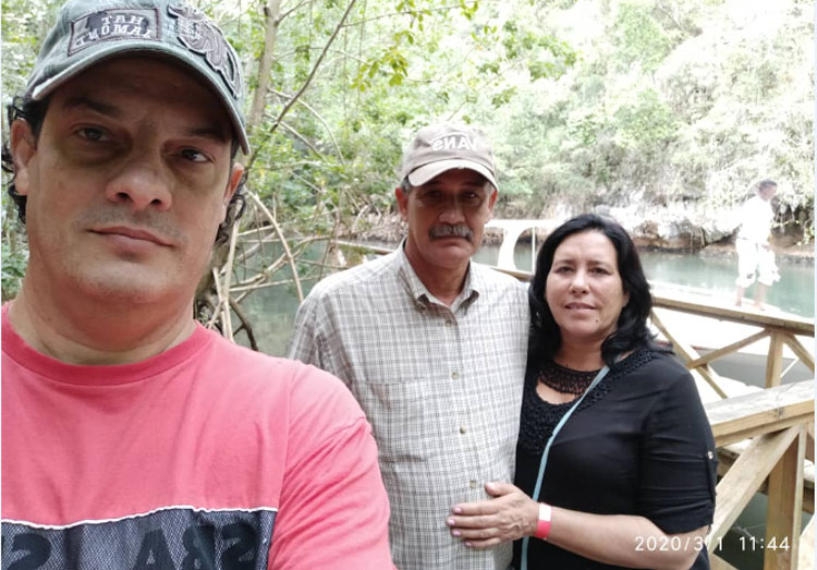 Félix Santos García, Maite Ruiz García y Raúl Alberto Pérez, profesores de la Universidad Central «Marta Abreu » de Las Villas. Félix Santos García, Maite Ruiz García y Raúl Alberto Pérez, profesores de la Universidad Central «Marta Abreu » de Las Villas.