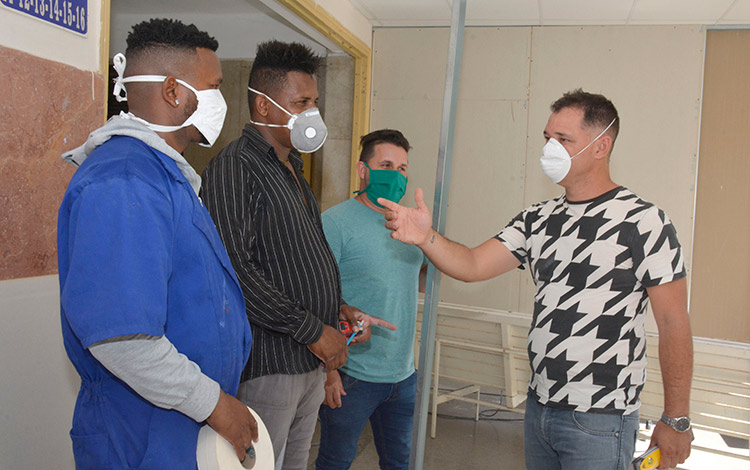 La brigada de constructores no estatales, en franco desafío con la Covid-19, donó materiales constructivos y aportó su mano de obra, para dejar lista una sala de terapia intensiva en el hospital Celestino Hernández Robau, de Santa Clara.