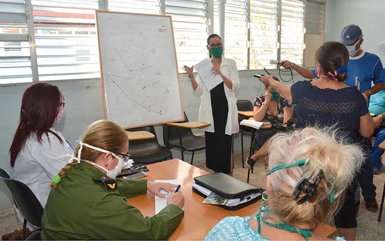 Yudí Rodríguez Hernández, presidenta del Consejo de Defensa Provincial de Villa Clara, llamó a incrementar el control y la vigilancia en la comunidad ante la amenaza del COVID-19.