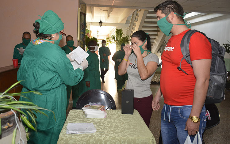 Yanisleidy Hernández Burgos y Haniel Díaz López estaban muy felices de regresar a casa. (Foto: Ramón Barreras Valdés) Yanisleidy Hernández Burgos y Haniel Díaz López estaban muy felices de regresar a casa. (Foto: Ramón Barreras Valdés)