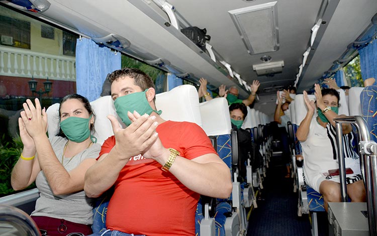Un aplauso de agradecimiento y felicidad antes de partir el ómnibus. (Foto: Ramón Barreras Valdés)