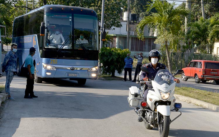 Los viajeros fueron custodiados por miembros de la Policía Nacional Revolucionaria, quienes garantizaron su retorno seguro a casa. (Foto: Ramón Barreras Valdés) Los viajeros fueron custodiados por miembros de la Policía Nacional Revolucionaria, quienes garantizaron su retorno seguro a casa. (Foto: Ramón Barreras Valdés) Los viajeros fueron custodiados por miembros de la Policía Nacional Revolucionaria, quienes garantizaron su retorno seguro a casa. (Foto: Ramón Barreras Valdés)