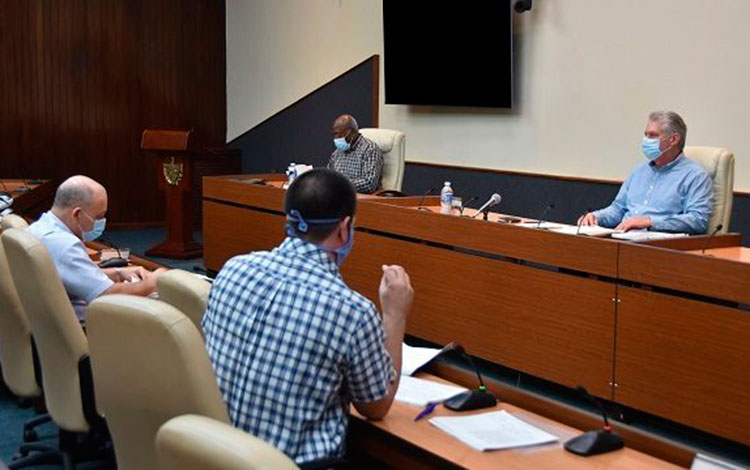 El presidente cubano, Miguel Díaz-Canel Bermúdez, encabezó la reunión sobre la situación de la COVID-19 en Cuba. 