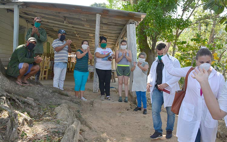 Aplauso a los médicos que realizan la pesquisa en las montañas que rodean al lago Hanabanilla, en Villa Clara.