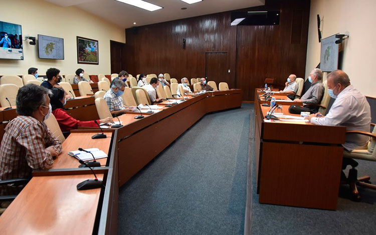Reunión del presidente de Cuba, Miguel Díaz-Canel, con el grupo temporal de enfrentamiento a la COVID-19.