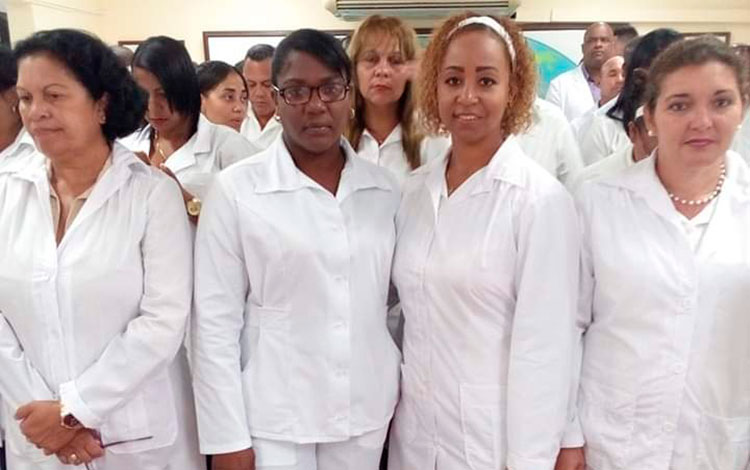 Doctora Lidia González junto a la brigada médica internacionalista de Cuba. Doctora Lidia González junto a la brigada médica internacionalista de Cuba.