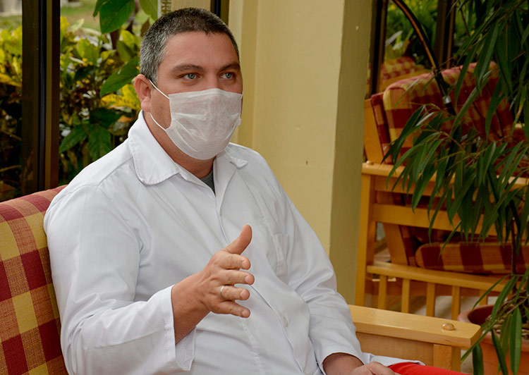 Reinier Alfredo Fernández Valdivia, enfermero intensivista, miembro del contingente «Evidia ílvarez », de Sancti Spíritus, quien apoyó la lucha contra la COVID-19, en el Hospital Militar Comandante «Manuel, Piti, Fajardo Rivero », de Santa Clara. Reinier Alfredo Fernández Valdivia, enfermero intensivista, miembro del contingente «Evidia ílvarez », de Sancti Spíritus, quien apoyó la lucha contra la COVID-19, en el Hospital Militar Comandante «Manuel, Piti, Fajardo Rivero », de Santa Clara.
