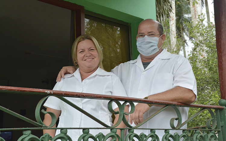 Ana Julia Hernández González y su esposo Omar Félix Jiménez Cala, ahora aislados durante 14 días en Villa La Granjita, de la cadena hotelera Cubanacán. Ana Julia Hernández González y su esposo Omar Félix Jiménez Cala, ahora aislados durante 14 días en Villa La Granjita, de la cadena hotelera Cubanacán.