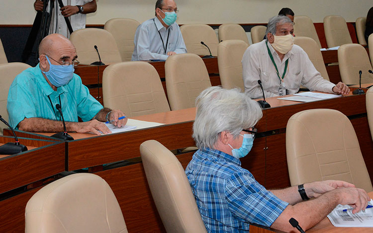 e de Cuba, Miguel Díaz-Canel, con expertos de Salud Pública de Cuba. Reunión del presidente de Cuba, Miguel Díaz-Canel, con expertos de Salud Pública de Cuba.