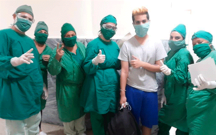 Beatriz, junto a otros pediatras, enfermeros y voluntarios, en el hospital «Manuel Fajardo», celebrando el alta de uno de los primeros menores infectados con la COVID-19. 