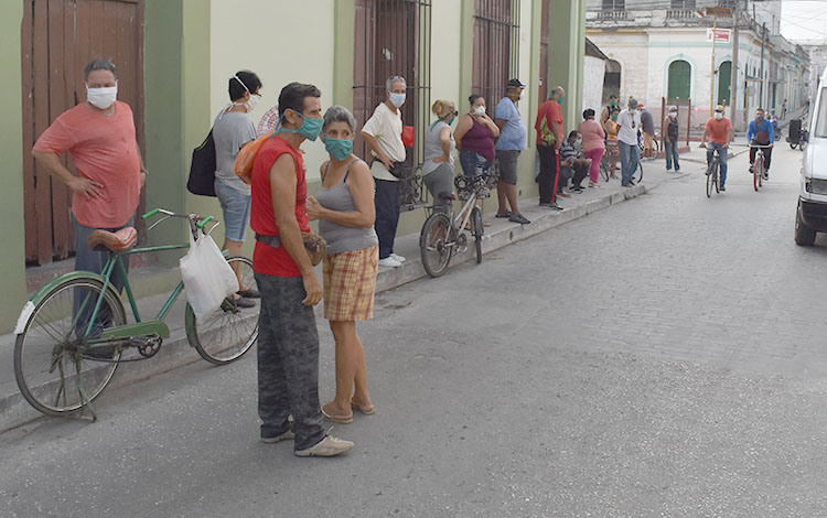 Personas en la cola una dulcerí­a en Santa Clara.