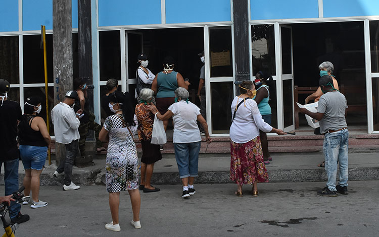 Personas en la calle Colón, de Santa Clara.