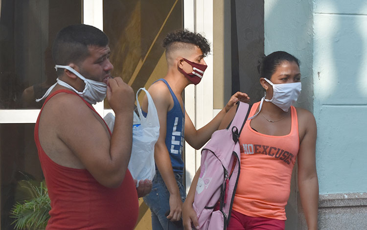 Personas en Santa Clara incumpliendo las medidas higiénico-sanitarias contra la COVID-19.