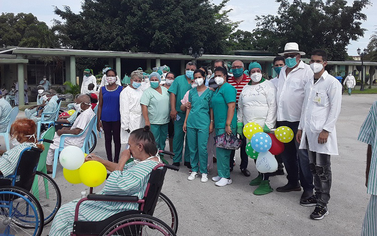 -Parte del personal médico que atendió a los abuelos del Hogar de Ancianos No.3 en la Escuela Especial Marta Abreu, de Santa Clara. -Parte del personal médico que atendió a los abuelos del Hogar de Ancianos No.3 en la Escuela Especial Marta Abreu, de Santa Clara.