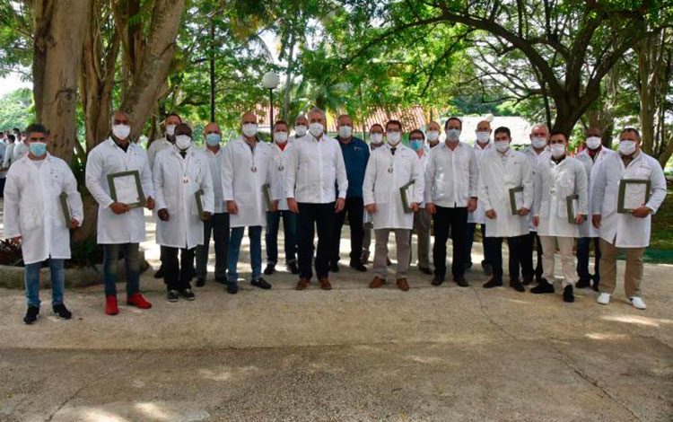 Brigada médica cubana junto al presidente cubano, Miguel Díaz-Canel, y el primer ministro, Manuel Marrero Cruz.