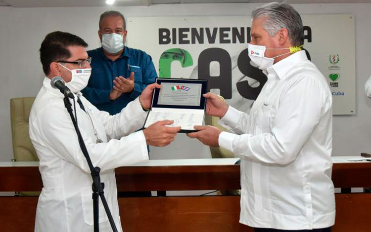 Presidente cubano, Miguel Díaz-Canel, y el jefe de la brigada médica cubana que combatió la COVID-19 en Lombardía. Presidente cubano, Miguel Díaz-Canel, y el jefe de la brigada médica cubana que combatió la COVID-19 en Lombardía.