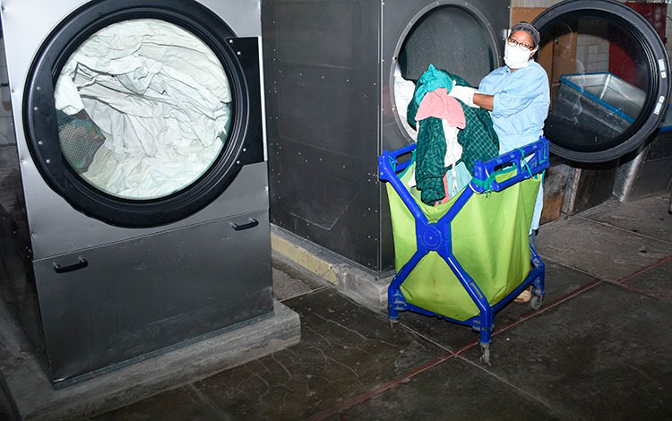 Trabajadora de la lavandería del hospital pediátrico Trabajadora de la lavandería del hospital pediátrico