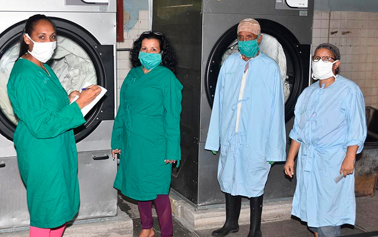 Trabajadores de la lavandería del hospital pediátrico