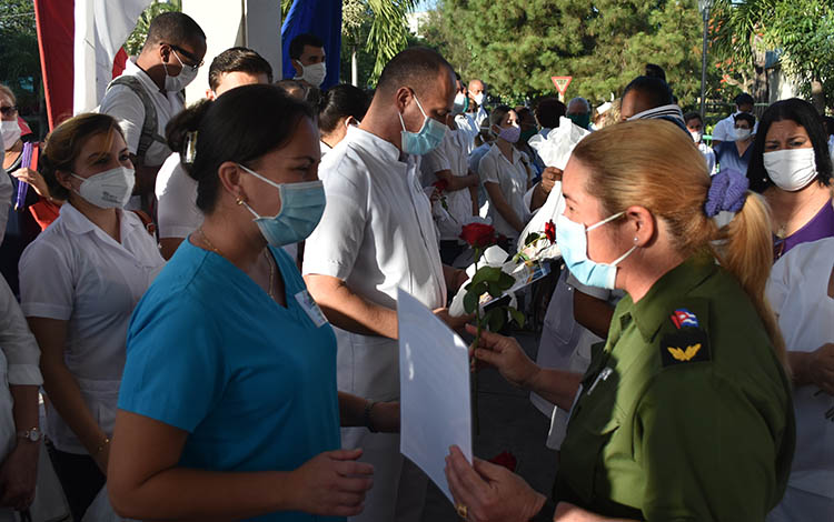 Reconocimieneto a miembros del colectivo del hospital pediátrico José Luis Miranda, de Villa Clara. Reconocimieneto a miembros del colectivo del hospital pediátrico José Luis Miranda, de Villa Clara.