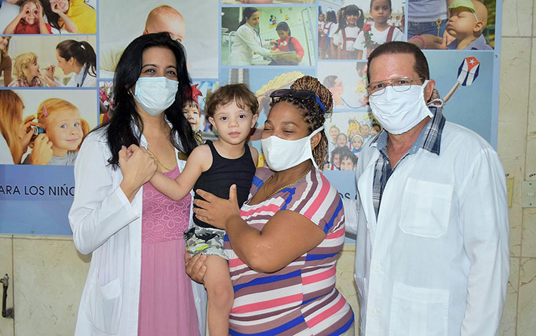 Médicos del hospital pediátrico José Luis Miranda junto a uno de sus pacientes.