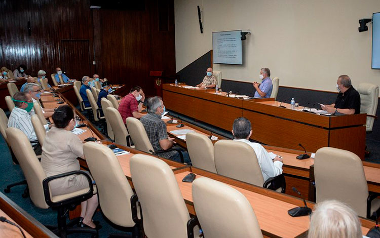 Encuentro del gobierno cubano con científicos que investigan sobre la COVID-19 en Cuba.