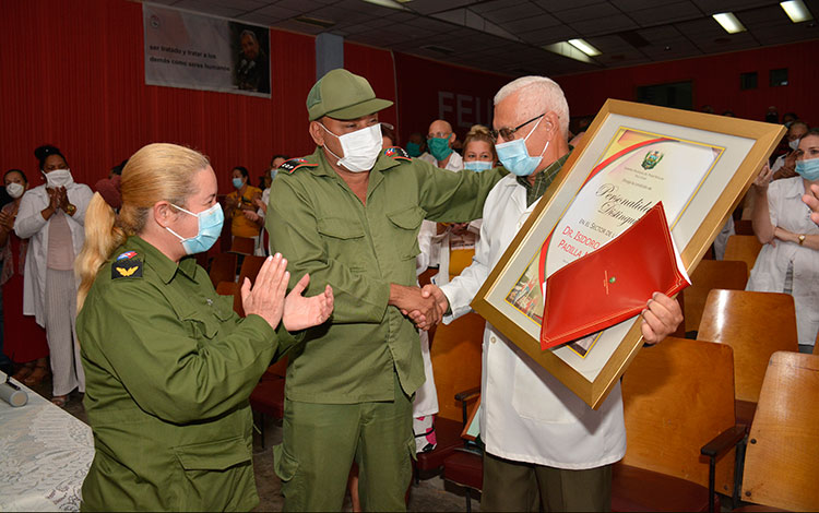 La dirección del Partido y el Gobierno de Villa Clara entregan el reconocimiento de Personalidad Distinguida al doctor Isidoro Francisco Padilla Magdaleno.