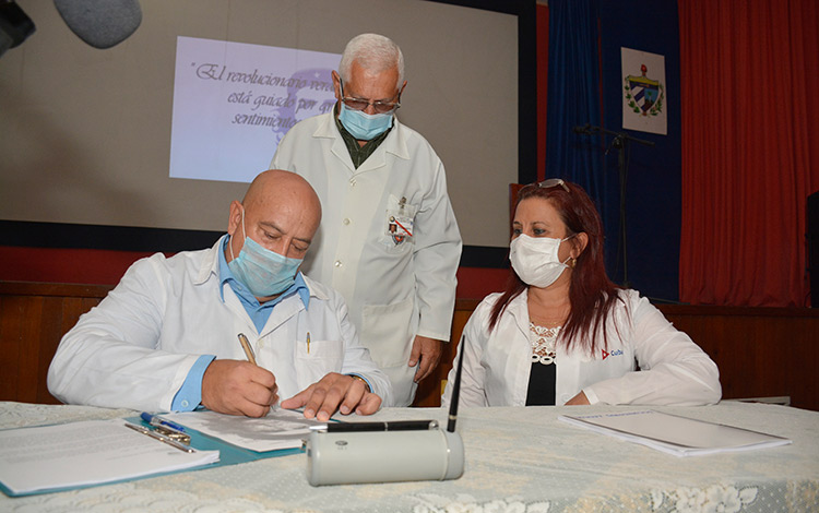 El Dr. Luis Monteagudo Lima asume sus funciones como nuevo director del hospital Arnaldo Milián Castro. El Dr. Luis Monteagudo Lima asume sus funciones como nuevo director del hospital Arnaldo Milián Castro.