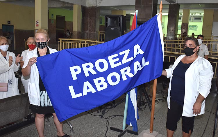 Entrega de la Bandera de Proeza Laboral al hospital oncológico Celestino Hernández Robau, de Santa Clara. Entrega de la Bandera de Proeza Laboral al hospital oncológico Celestino Hernández Robau, de Santa Clara.