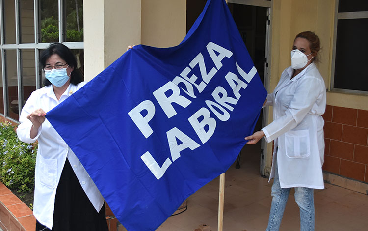 Entrega de la Bandera de Proeza Laboral al  Laboratorio de Biología Molecular de Villa Clara.