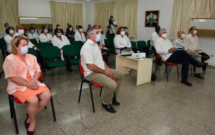 Encuentro del presidente de Cuba, Miguel Díaz-Canel, con científicos que trabajan en candidatos vacunales de Cuba contra la COVID-19.