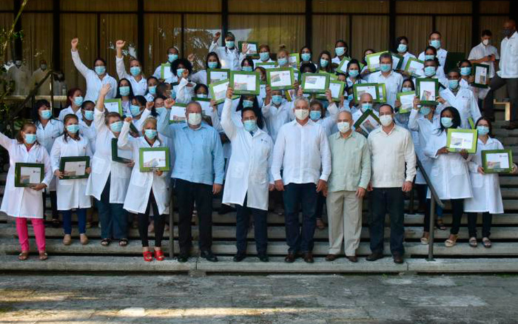 Presidente cubano intercambia con médicos de la brigrada Henry Reeve