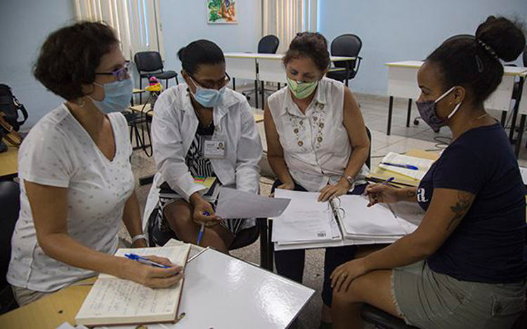 Equipo del Centro Nacional Coordinador de Ensayos Clínicos (Cencec) encargado de la conducción y vigilancia del progreso del ensayo. Foto: Ismael Francisco/ Cubadebate. Equipo del Centro Nacional Coordinador de Ensayos Clínicos (Cencec) encargado de la conducción y vigilancia del progreso del ensayo. Foto: Ismael Francisco/ Cubadebate.