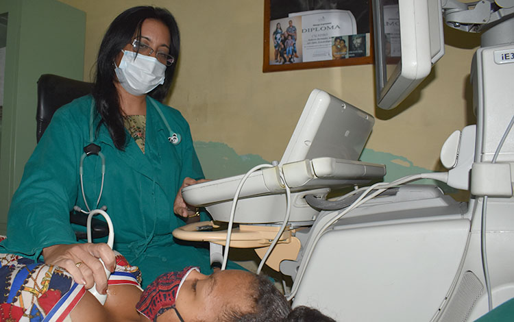 Doctora Lisset Ley evalúa a una paciente en edad pediátrica que fue positiva por la COVID-19.