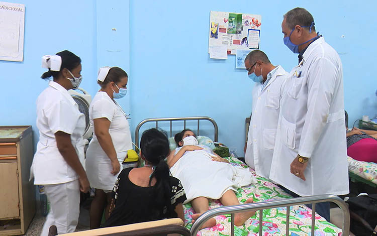 Equipo médico atendiendo a la madre primeriza Equipo médico atendiendo a la madre primeriza