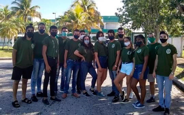 Jerry (a la izquierda), junto al resto de los jóvenes voluntarios 