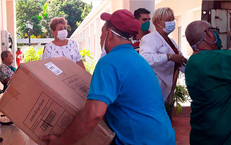 Entrega de donaciones a asilo de anciano de Santa Clara, Cuba.
