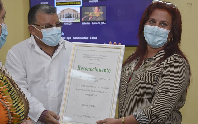 Entrega de diploma a brigada villaclareña que colaboró en la lucha contra la COVID-19 en Ciego de ívila. Entrega de diploma a brigada villaclareña que colaboró en la lucha contra la COVID-19 en Ciego de ívila.
