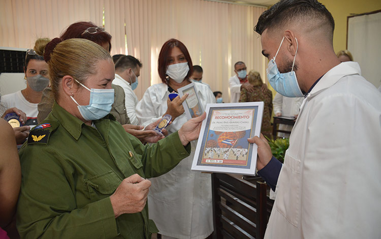 Entrega de reconocimientos a profesionales de la Salud de Villa Clara que colaboraron con otras provincias.