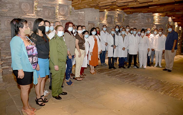 Profesionales de la Salud de Villa Clara rinden tributo al Comandante Ernesto Che Guevara.