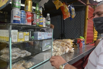 Alimentos enlatados y cigarros. Alimentos enlatados y cigarros.