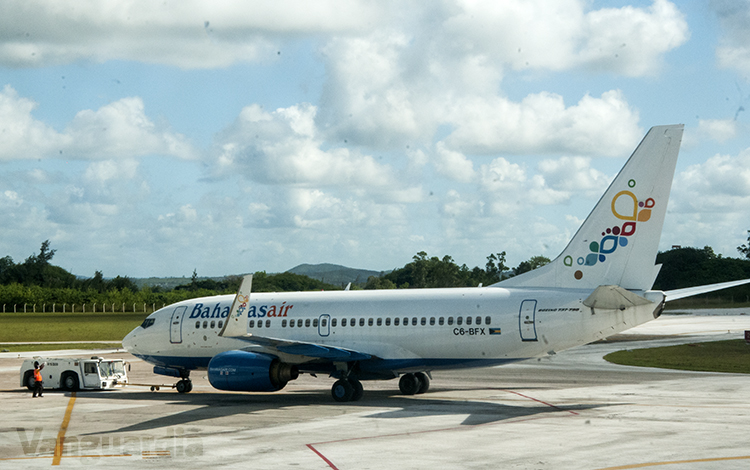 Avión llega al aeropuerto internacional Abel Santamarí­a de Santa Clara.