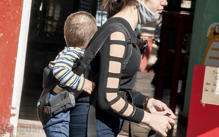 Mujer con su hijo pequeño,