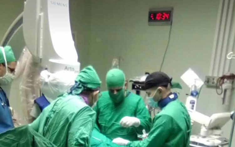 Intervención quirúrgica de un aneurisma aórtico abdominal en el Cardiocentro Ernesto Che Guevara, de Villa Clara. Intervención quirúrgica de un aneurisma aórtico abdominal en el Cardiocentro Ernesto Che Guevara, de Villa Clara.