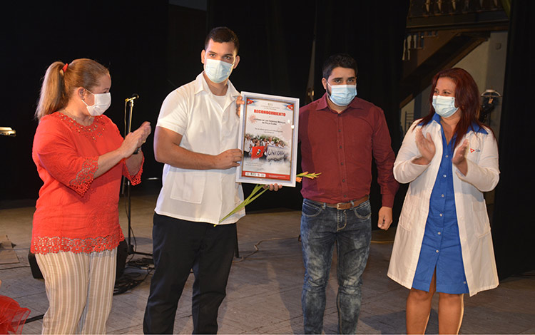 Reconocimiento a los médicos villaclareños Reconocimiento a los médicos villaclareños