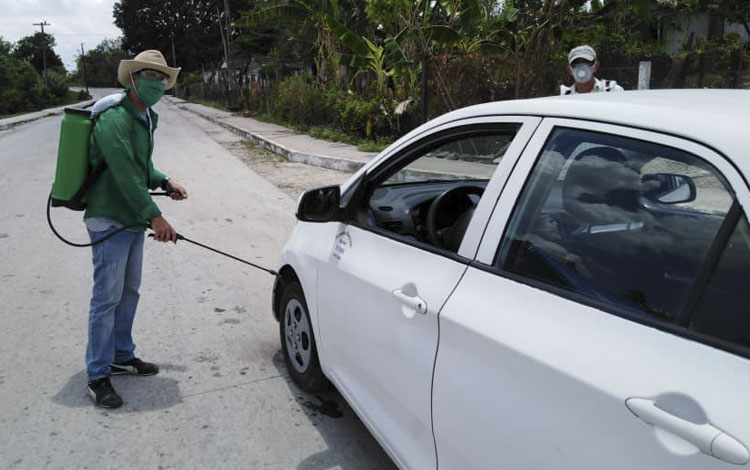 Desinfección de autos en punto de control en Ranchuelo. Desinfección de autos en punto de control en Ranchuelo.