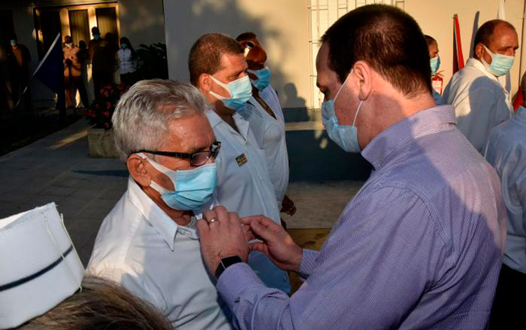 MInistro de Salud, José íngel Portal Miranda, entrega reconocimiento a trabajador de la Clínica Internacional Siboney, de La Habana. MInistro de Salud, José íngel Portal Miranda, entrega reconocimiento a trabajador de la Clínica Internacional Siboney, de La Habana.
