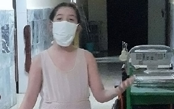 Elena Moreno, niña recuperada de COVID-19, canta al colectivo el hospital militar el día de su egreso.
