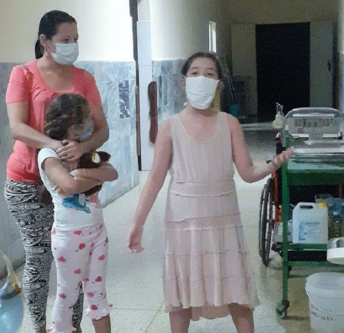 Elena Moreno, niña recuperada de COVID-19, canta al colectivo el hospital militar el día de su egreso. Elena Moreno, niña recuperada de COVID-19, canta al colectivo el hospital militar el día de su egreso.