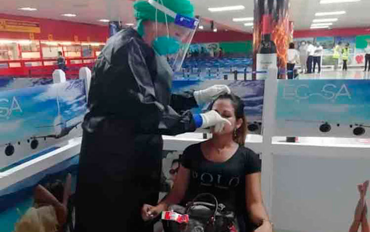 Realización de PCR a viajero en aeropuerto de Cuba.